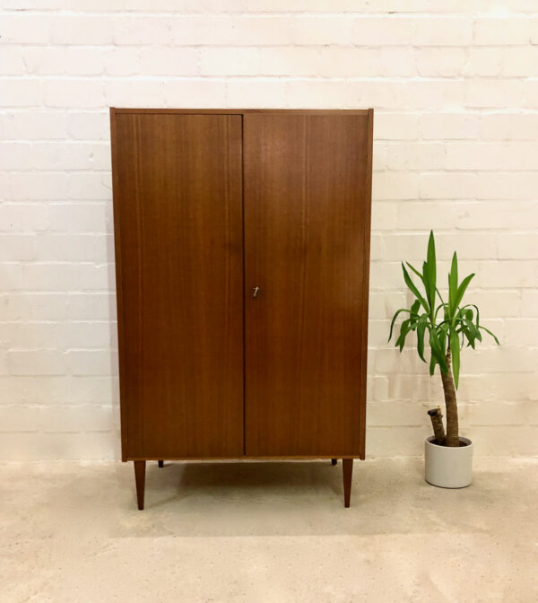 Nussbaum Highboard, Vintage Garderobenschrank, 1970, 1960, Kleiderschrank, braun, dunkelbraun, Dielenschrank, Schlafzimmerschrank, kleiner Schrank, trapezförmige Beine, Kleiderstange, Mid Century Modern, Vintage Möbel, Designklassiker