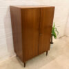 Nussbaum Highboard, Vintage Garderobenschrank, 1970, 1960, Kleiderschrank, braun, dunkelbraun, Dielenschrank, Schlafzimmerschrank, kleiner Schrank, trapezförmige Beine, Kleiderstange, Mid Century Modern, Vintage Möbel, Designklassiker