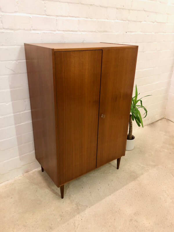 Nussbaum Highboard, Vintage Garderobenschrank, 1970, 1960, Kleiderschrank, braun, dunkelbraun, Dielenschrank, Schlafzimmerschrank, kleiner Schrank, trapezförmige Beine, Kleiderstange, Mid Century Modern, Vintage Möbel, Designklassiker