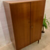 Nussbaum Highboard, Vintage Garderobenschrank, 1970, 1960, Kleiderschrank, braun, dunkelbraun, Dielenschrank, Schlafzimmerschrank, kleiner Schrank, trapezförmige Beine, Kleiderstange, Mid Century Modern, Vintage Möbel, Designklassiker
