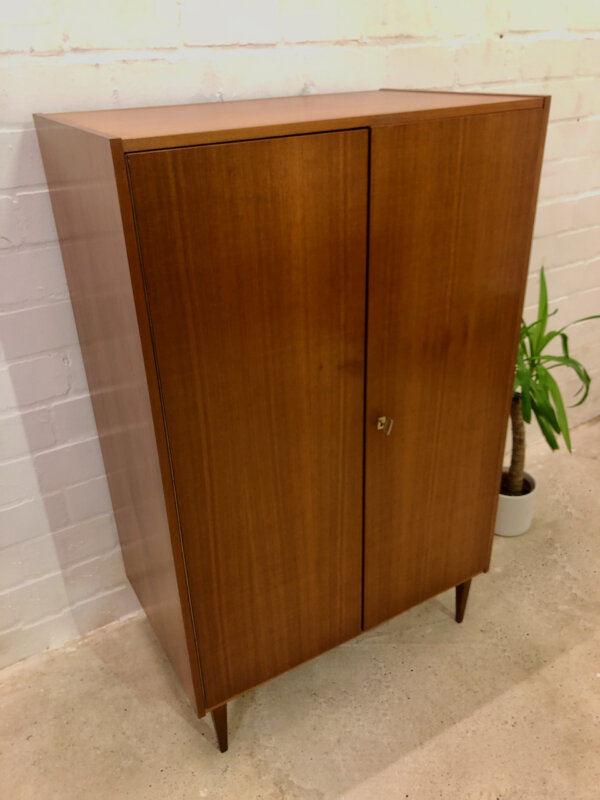 Nussbaum Highboard, Vintage Garderobenschrank, 1970, 1960, Kleiderschrank, braun, dunkelbraun, Dielenschrank, Schlafzimmerschrank, kleiner Schrank, trapezförmige Beine, Kleiderstange, Mid Century Modern, Vintage Möbel, Designklassiker