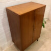 Nussbaum Highboard, Vintage Garderobenschrank, 1970, 1960, Kleiderschrank, braun, dunkelbraun, Dielenschrank, Schlafzimmerschrank, kleiner Schrank, trapezförmige Beine, Kleiderstange, Mid Century Modern, Vintage Möbel, Designklassiker