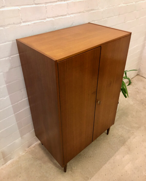 Nussbaum Highboard, Vintage Garderobenschrank, 1970, 1960, Kleiderschrank, braun, dunkelbraun, Dielenschrank, Schlafzimmerschrank, kleiner Schrank, trapezförmige Beine, Kleiderstange, Mid Century Modern, Vintage Möbel, Designklassiker