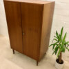 Nussbaum Highboard, Vintage Garderobenschrank, 1970, 1960, Kleiderschrank, braun, dunkelbraun, Dielenschrank, Schlafzimmerschrank, kleiner Schrank, trapezförmige Beine, Kleiderstange, Mid Century Modern, Vintage Möbel, Designklassiker