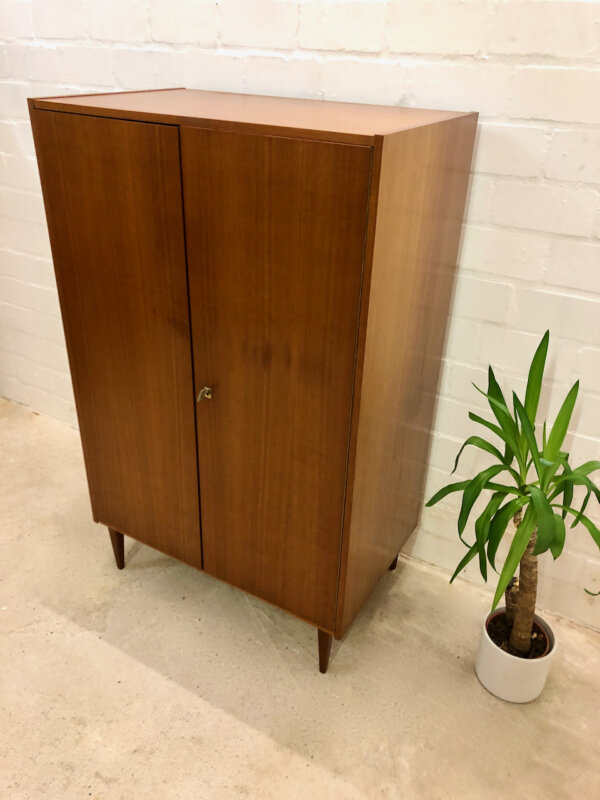 Nussbaum Highboard, Vintage Garderobenschrank, 1970, 1960, Kleiderschrank, braun, dunkelbraun, Dielenschrank, Schlafzimmerschrank, kleiner Schrank, trapezförmige Beine, Kleiderstange, Mid Century Modern, Vintage Möbel, Designklassiker