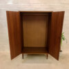 Nussbaum Highboard, Vintage Garderobenschrank, 1970, 1960, Kleiderschrank, braun, dunkelbraun, Dielenschrank, Schlafzimmerschrank, kleiner Schrank, trapezförmige Beine, Kleiderstange, Mid Century Modern, Vintage Möbel, Designklassiker