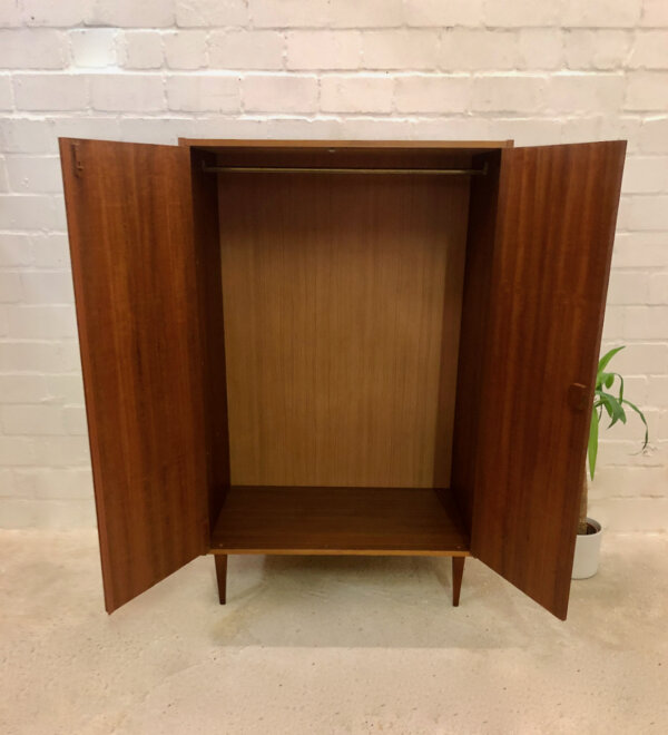 Nussbaum Highboard, Vintage Garderobenschrank, 1970, 1960, Kleiderschrank, braun, dunkelbraun, Dielenschrank, Schlafzimmerschrank, kleiner Schrank, trapezförmige Beine, Kleiderstange, Mid Century Modern, Vintage Möbel, Designklassiker