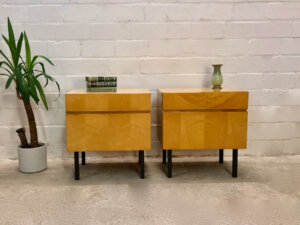 Mid Century Nachtschränke, 2er Set, Vintage, 1960's, hell, Rüster, Kirschholz, Designklassiker, Klappe, Schublade, schwarze Beine, Mid Century Modern