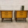 Mid Century Nachtschränke, 2er Set 1950's, Rockabilly, Mit Glasauflage, Rüster, Nussbaum, Modern, Designklassiker, Schlafzimmer Kommode, mit Schublade, Messinggriffe, schräge Beine, abgerundet, 1960's, Frontklappe, Nadelstreifen