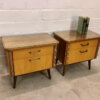 Mid Century Nachtschränke, 2er Set 1950's, Rockabilly, Mit Glasauflage, Rüster, Nussbaum, Modern, Designklassiker, Schlafzimmer Kommode, mit Schublade, Messinggriffe, schräge Beine, abgerundet, 1960's, Frontklappe, Nadelstreifen