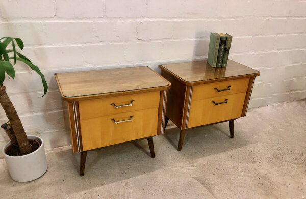 Mid Century Nachtschränke, 2er Set 1950's, Rockabilly, Mit Glasauflage, Rüster, Nussbaum, Modern, Designklassiker, Schlafzimmer Kommode, mit Schublade, Messinggriffe, schräge Beine, abgerundet, 1960's, Frontklappe, Nadelstreifen