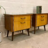 Mid Century Nachtschränke, 2er Set 1950's, Rockabilly, Mit Glasauflage, Rüster, Nussbaum, Modern, Designklassiker, Schlafzimmer Kommode, mit Schublade, Messinggriffe, schräge Beine, abgerundet, 1960's, Frontklappe, Nadelstreifen