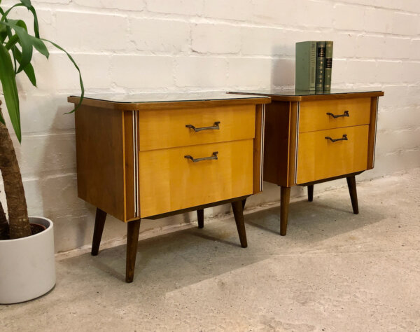 Mid Century Nachtschränke, 2er Set 1950's, Rockabilly, Mit Glasauflage, Rüster, Nussbaum, Modern, Designklassiker, Schlafzimmer Kommode, mit Schublade, Messinggriffe, schräge Beine, abgerundet, 1960's, Frontklappe, Nadelstreifen