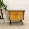 Mid Century Nachtschränke, 2er Set 1950's, Rockabilly, Mit Glasauflage, Rüster, Nussbaum, Modern, Designklassiker, Schlafzimmer Kommode, mit Schublade, Messinggriffe, schräge Beine, abgerundet, 1960's, Frontklappe, Nadelstreifen