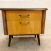 Mid Century Nachtschränke, 2er Set 1950's, Rockabilly, Mit Glasauflage, Rüster, Nussbaum, Modern, Designklassiker, Schlafzimmer Kommode, mit Schublade, Messinggriffe, schräge Beine, abgerundet, 1960's, Frontklappe, Nadelstreifen