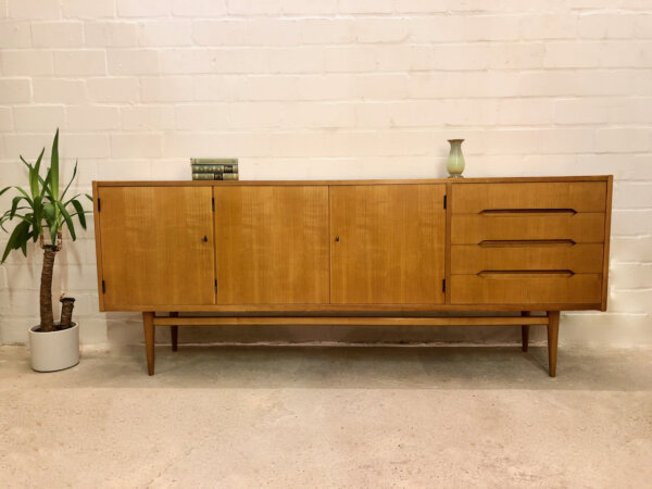 Mid Century Credenzia, Sideboard Esche 1960's, Vintage, helle Holz, Kirsche, 4 Schubladen, konische Beine, verschließbar, 2 Fächer, Designklassiker, Modern, Industrial, Agentureinrichtung, Interior Design, Kommode, Anrichte, Buffet, Lowboard