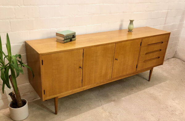 Mid Century Credenzia, Sideboard Esche 1960's, Vintage, helle Holz, Kirsche, 4 Schubladen, konische Beine, verschließbar, 2 Fächer, Designklassiker, Modern, Industrial, Agentureinrichtung, Interior Design, Kommode, Anrichte, Buffet, Lowboard