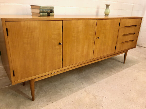 Mid Century Credenzia, Sideboard Esche 1960's, Vintage, helle Holz, Kirsche, 4 Schubladen, konische Beine, verschließbar, 2 Fächer, Designklassiker, Modern, Industrial, Agentureinrichtung, Interior Design, Kommode, Anrichte, Buffet, Lowboard