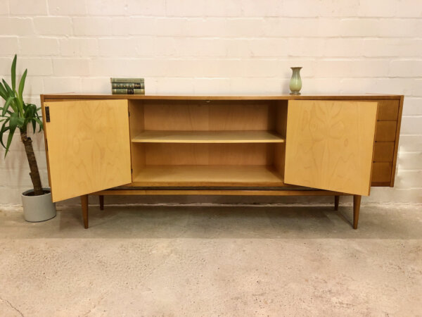 Mid Century Credenzia, Sideboard Esche 1960's, Vintage, helle Holz, Kirsche, 4 Schubladen, konische Beine, verschließbar, 2 Fächer, Designklassiker, Modern, Industrial, Agentureinrichtung, Interior Design, Kommode, Anrichte, Buffet, Lowboard