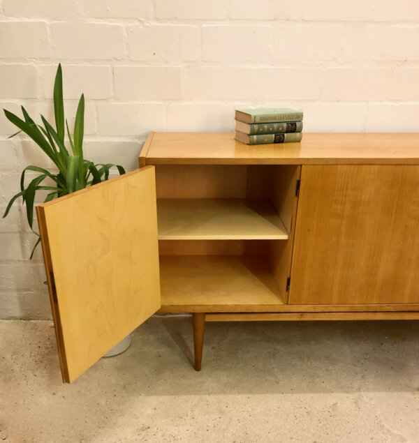 Mid Century Credenzia, Sideboard Esche 1960's, Vintage, helle Holz, Kirsche, 4 Schubladen, konische Beine, verschließbar, 2 Fächer, Designklassiker, Modern, Industrial, Agentureinrichtung, Interior Design, Kommode, Anrichte, Buffet, Lowboard