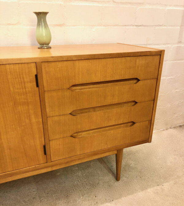 Mid Century Credenzia, Sideboard Esche 1960's, Vintage, helle Holz, Kirsche, 4 Schubladen, konische Beine, verschließbar, 2 Fächer, Designklassiker, Modern, Industrial, Agentureinrichtung, Interior Design, Kommode, Anrichte, Buffet, Lowboard