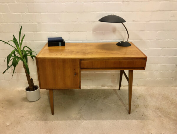 Vintage Nussbaum Schreibtisch, 1970's, homeoffice, Arbeitsplatz, Mid Century Modern, Designklassiker, trapezförmige Beine, Grifflos, Industrial