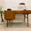 Vintage Nussbaum Schreibtisch, 1970's, homeoffice, Arbeitsplatz, Mid Century Modern, Designklassiker, trapezförmige Beine, Grifflos, Industrial