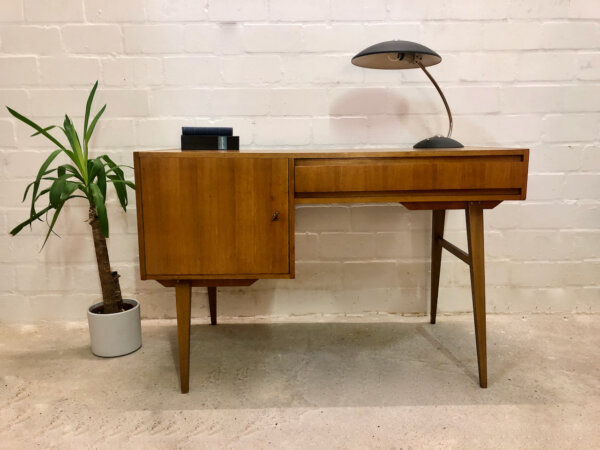 Vintage Nussbaum Schreibtisch, 1970's, homeoffice, Arbeitsplatz, Mid Century Modern, Designklassiker, trapezförmige Beine, Grifflos, Industrial