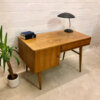 Vintage Nussbaum Schreibtisch, 1970's, homeoffice, Arbeitsplatz, Mid Century Modern, Designklassiker, trapezförmige Beine, Grifflos, Industrial