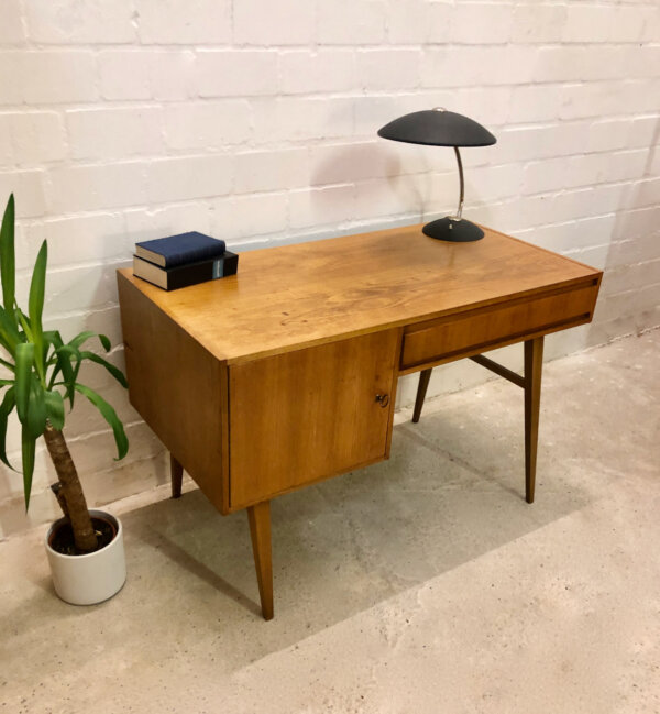 Vintage Nussbaum Schreibtisch, 1970's, homeoffice, Arbeitsplatz, Mid Century Modern, Designklassiker, trapezförmige Beine, Grifflos, Industrial