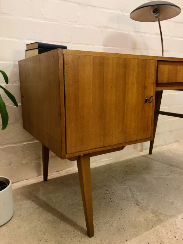 Vintage Nussbaum Schreibtisch, 1970's, homeoffice, Arbeitsplatz, Mid Century Modern, Designklassiker, trapezförmige Beine, Grifflos, Industrial