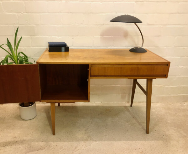 Vintage Nussbaum Schreibtisch, 1970's, homeoffice, Arbeitsplatz, Mid Century Modern, Designklassiker, trapezförmige Beine, Grifflos, Industrial