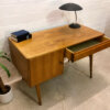 Vintage Nussbaum Schreibtisch, 1970's, homeoffice, Arbeitsplatz, Mid Century Modern, Designklassiker, trapezförmige Beine, Grifflos, Industrial