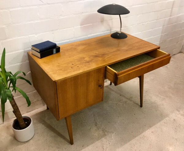 Vintage Nussbaum Schreibtisch, 1970's, homeoffice, Arbeitsplatz, Mid Century Modern, Designklassiker, trapezförmige Beine, Grifflos, Industrial