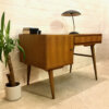 Vintage Nussbaum Schreibtisch, 1970's, homeoffice, Arbeitsplatz, Mid Century Modern, Designklassiker, trapezförmige Beine, Grifflos, Industrial