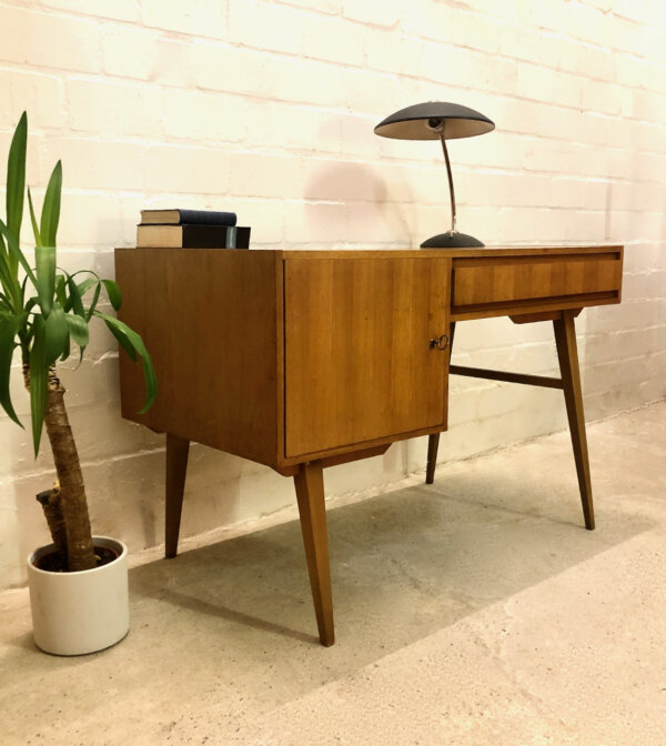 Vintage Nussbaum Schreibtisch, 1970's, homeoffice, Arbeitsplatz, Mid Century Modern, Designklassiker, trapezförmige Beine, Grifflos, Industrial
