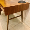 Vintage Nussbaum Schreibtisch, 1970's, homeoffice, Arbeitsplatz, Mid Century Modern, Designklassiker, trapezförmige Beine, Grifflos, Industrial