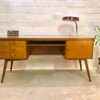 Vintage Schreibtisch, Mid Century 1960's, Nussbaum, Kirschholz, Schubladen verschließbar, Designklassiker, Tischlerarbeit, massiv, Maserung, hell, schräge Beine, WK Möbel,