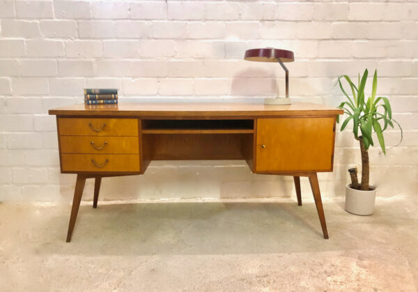 Vintage Schreibtisch, Mid Century 1960's, Nussbaum, Kirschholz, Schubladen verschließbar, Designklassiker, Tischlerarbeit, massiv, Maserung, hell, schräge Beine, WK Möbel,