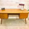 Vintage Schreibtisch, Mid Century 1960's, Nussbaum, Kirschholz, Schubladen verschließbar, Designklassiker, Tischlerarbeit, massiv, Maserung, hell, schräge Beine, WK Möbel,