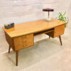 Vintage Schreibtisch, Mid Century 1960's, Nussbaum, Kirschholz, Schubladen verschließbar, Designklassiker, Tischlerarbeit, massiv, Maserung, hell, schräge Beine, WK Möbel,