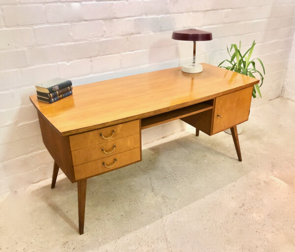 Vintage Schreibtisch, Mid Century 1960's, Nussbaum, Kirschholz, Schubladen verschließbar, Designklassiker, Tischlerarbeit, massiv, Maserung, hell, schräge Beine, WK Möbel,