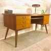 Vintage Schreibtisch, Mid Century 1960's, Nussbaum, Kirschholz, Schubladen verschließbar, Designklassiker, Tischlerarbeit, massiv, Maserung, hell, schräge Beine, WK Möbel,