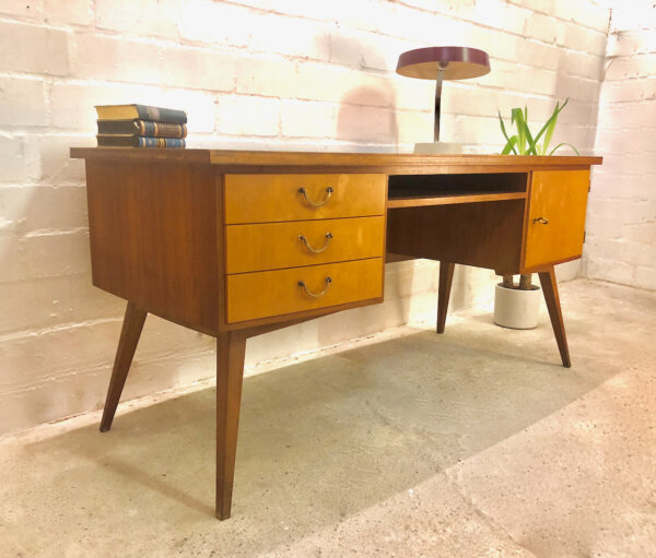 Vintage Schreibtisch, Mid Century 1960's, Nussbaum, Kirschholz, Schubladen verschließbar, Designklassiker, Tischlerarbeit, massiv, Maserung, hell, schräge Beine, WK Möbel,