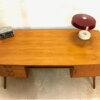 Vintage Schreibtisch, Mid Century 1960's, Nussbaum, Kirschholz, Schubladen verschließbar, Designklassiker, Tischlerarbeit, massiv, Maserung, hell, schräge Beine, WK Möbel,