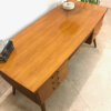 Vintage Schreibtisch, Mid Century 1960's, Nussbaum, Kirschholz, Schubladen verschließbar, Designklassiker, Tischlerarbeit, massiv, Maserung, hell, schräge Beine, WK Möbel,