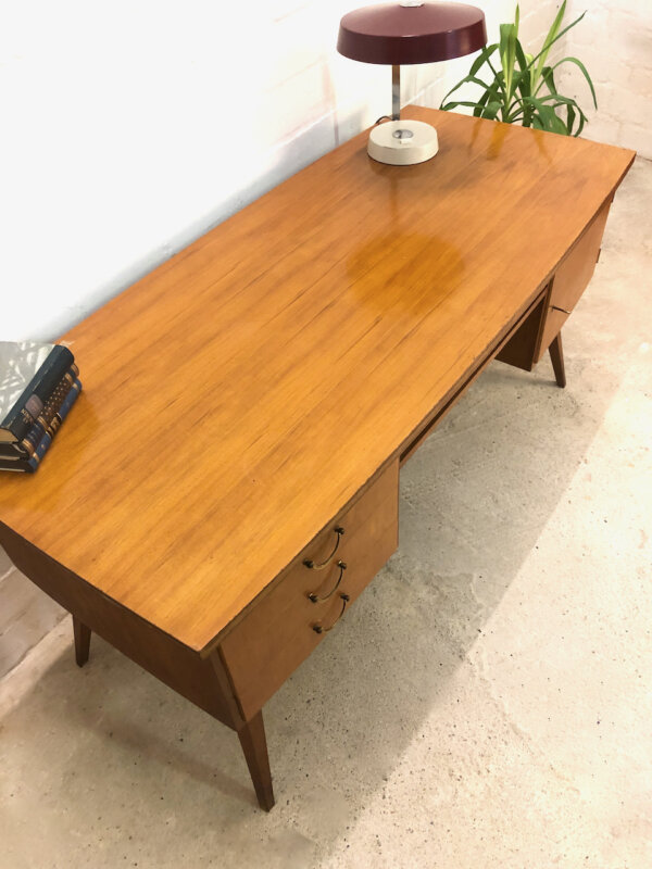 Vintage Schreibtisch, Mid Century 1960's, Nussbaum, Kirschholz, Schubladen verschließbar, Designklassiker, Tischlerarbeit, massiv, Maserung, hell, schräge Beine, WK Möbel,