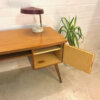 Vintage Schreibtisch, Mid Century 1960's, Nussbaum, Kirschholz, Schubladen verschließbar, Designklassiker, Tischlerarbeit, massiv, Maserung, hell, schräge Beine, WK Möbel,