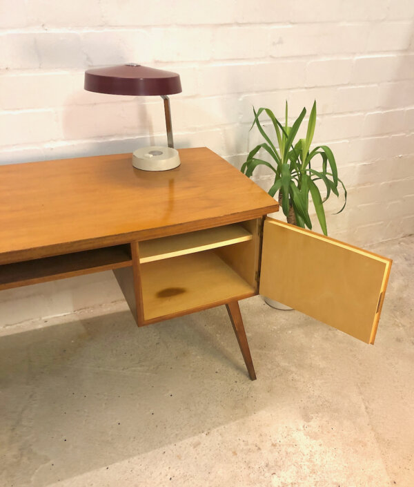 Vintage Schreibtisch, Mid Century 1960's, Nussbaum, Kirschholz, Schubladen verschließbar, Designklassiker, Tischlerarbeit, massiv, Maserung, hell, schräge Beine, WK Möbel,