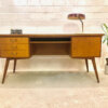 Vintage Schreibtisch, Mid Century 1960's, Nussbaum, Kirschholz, Schubladen verschließbar, Designklassiker, Tischlerarbeit, massiv, Maserung, hell, schräge Beine, WK Möbel,
